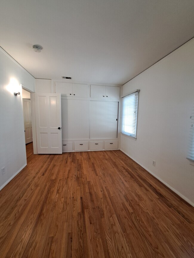 Building Photo - 1815 N Edison Blvd
