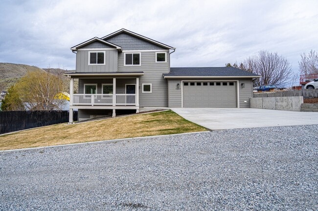 Building Photo - Newer Construction! 3 bed/2.5 bath, double garage, central heat/air, VIEWS!