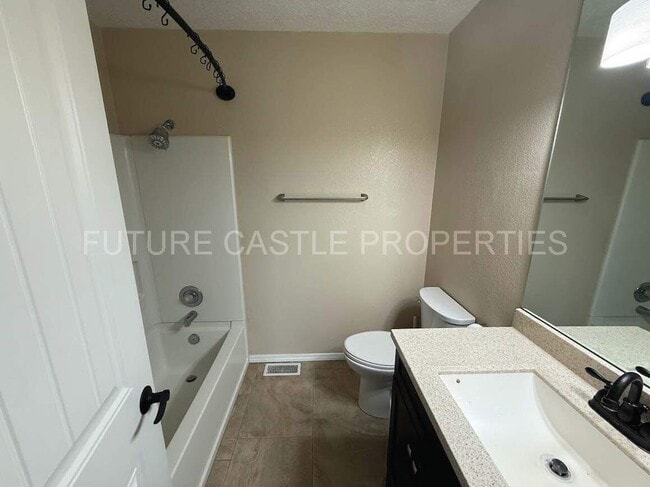 Building Photo - 6315 La Habra Ln NE