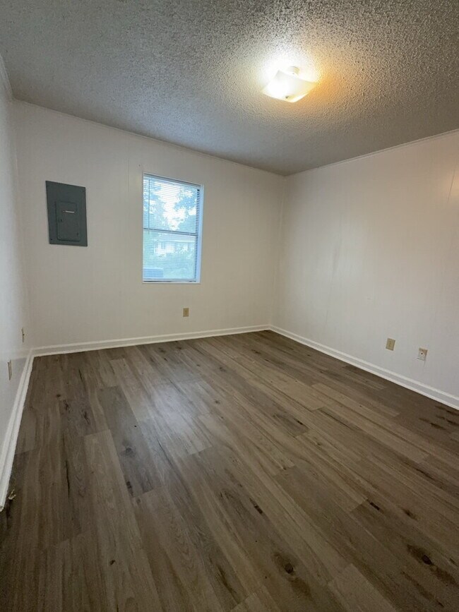 Building Photo - Charming 2 Bedroom Apartment 216 Zack Circle #B