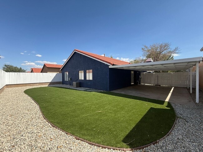 Building Photo - Palmdale 3 + 2 Available Now!
