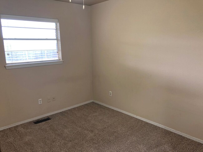 Building Photo - Great Location! Central Edmond!