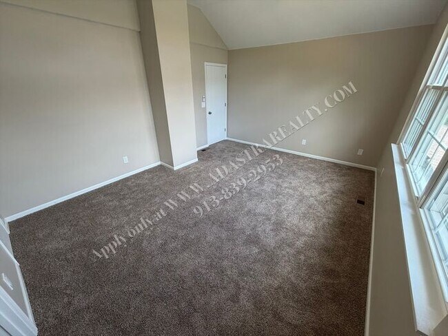 Building Photo - Beautiful Townhome in Olathe-Available NOW!!