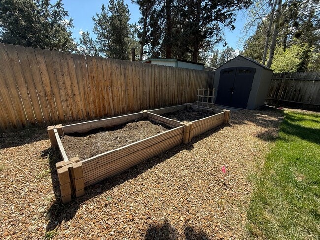 Building Photo - Beautiful 3 Bed/1 Bath Home with Large and Fenced Backyard - SE Bend