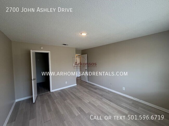 Building Photo - 2700 John Ashley Dr