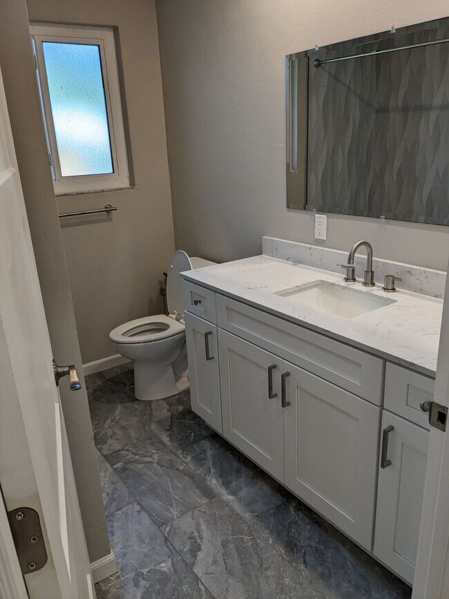 Building Photo - Beachside 3 bedroom, 2 bathroom in Daytona Beach