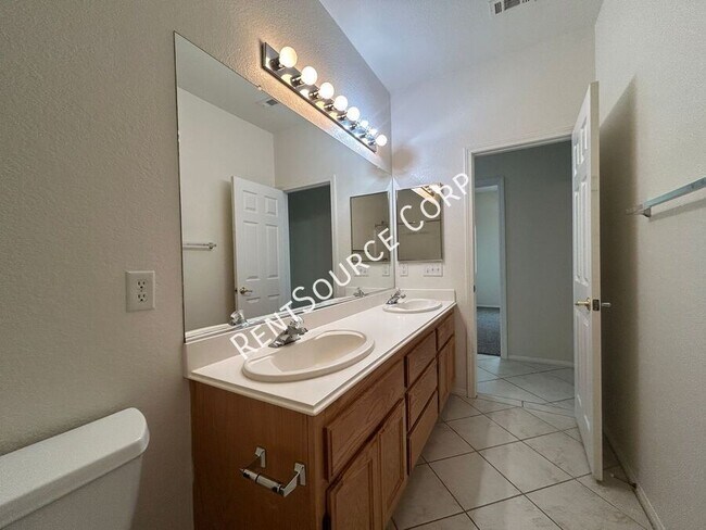 Building Photo - 39821 Sunstar St
