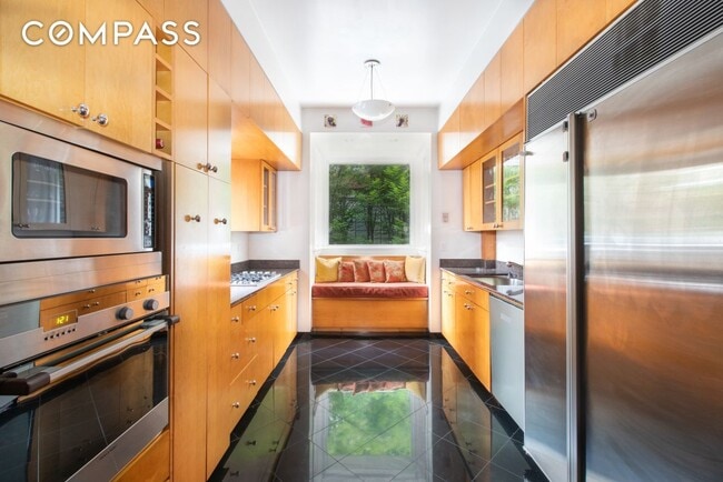 Building Photo - 27 W 87th St