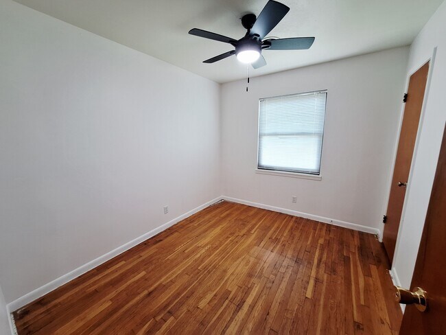 Building Photo - 907 Jefferis Ave