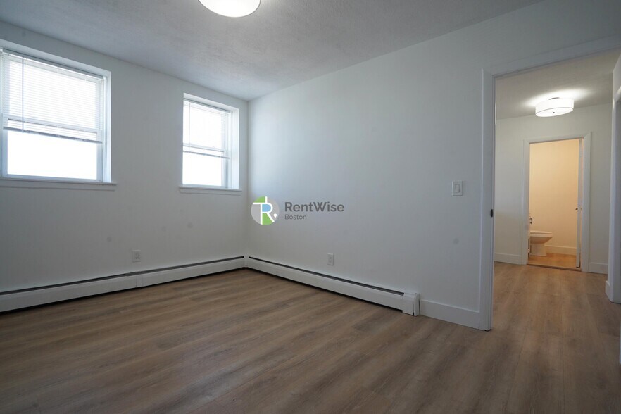 Building Photo - 740 E 7th St