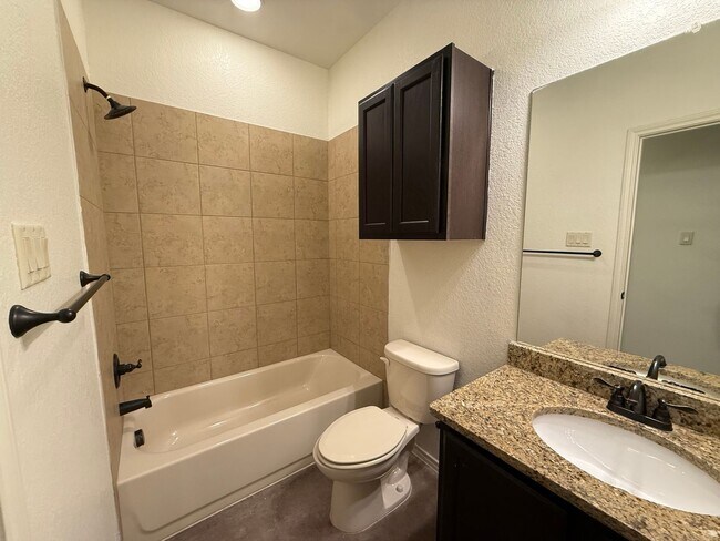 Building Photo - Modern 3bd 2ba Duplex in Prime Location