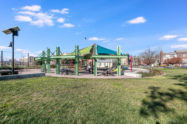 Building Photo - 837 Font-