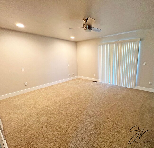 Building Photo - Three Bedroom Townhome with AC, Fenced Yard