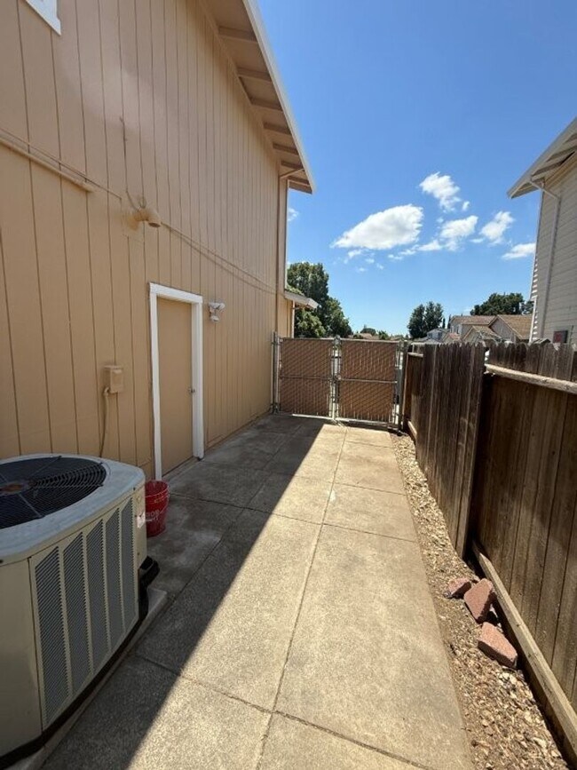 Building Photo - Rare Remodeled 5 Bedroom 2.5 Bath Tri Level in Vacaville