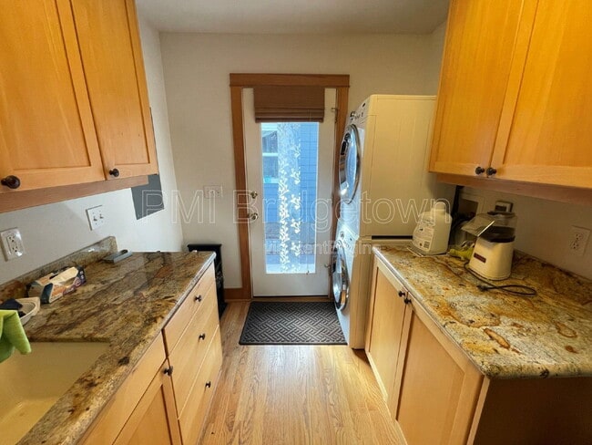 Building Photo - 4834 SE Kelly St