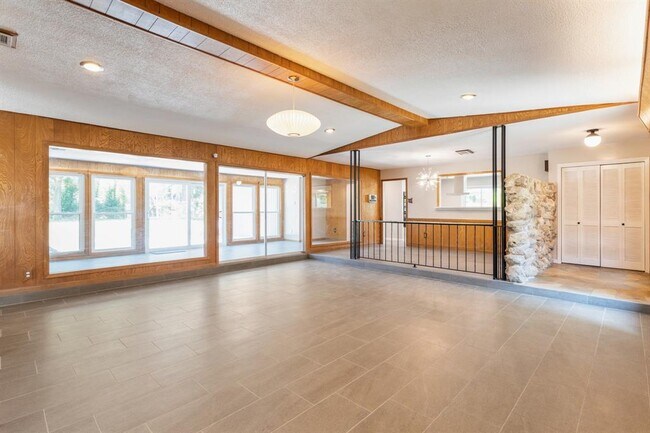 Building Photo - 9106 Bonhomme Rd