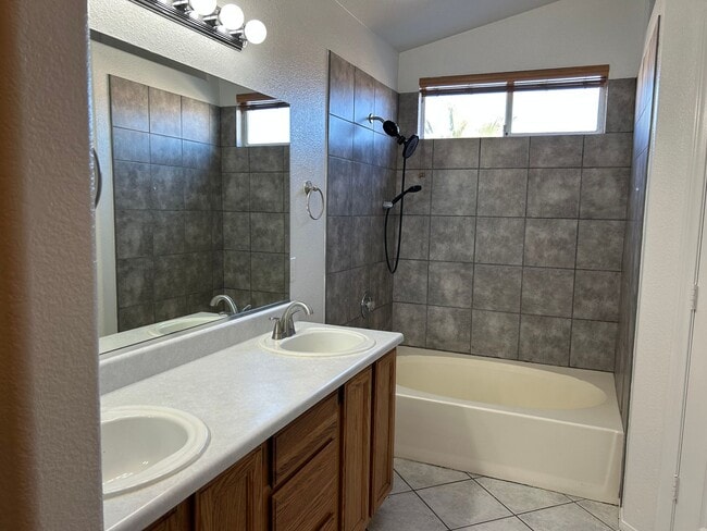 Building Photo - 4 Bedroom Pool Home