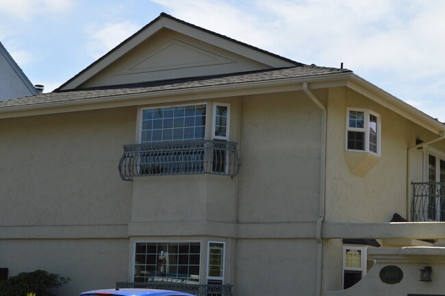 Building Photo - 1 Bedroom Condo in Mission Hills