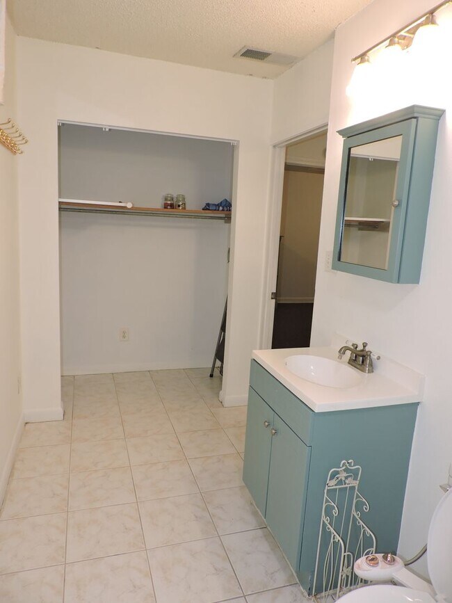 Building Photo - Convenient location!