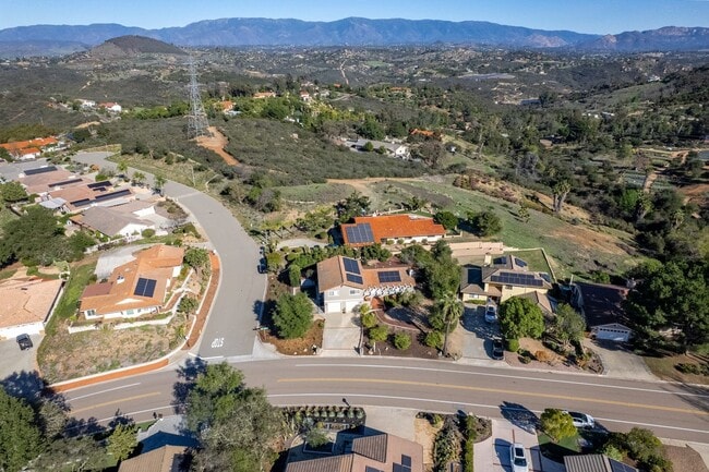 Building Photo - 11000 Meadow Glen Way E