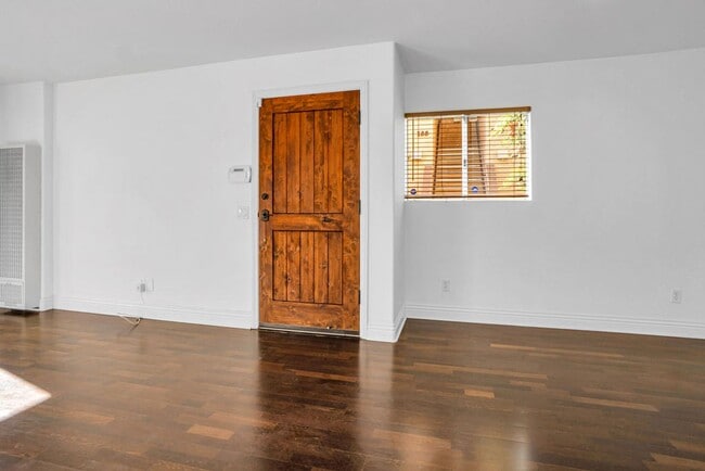 Building Photo - Great one bedroom in UTC!