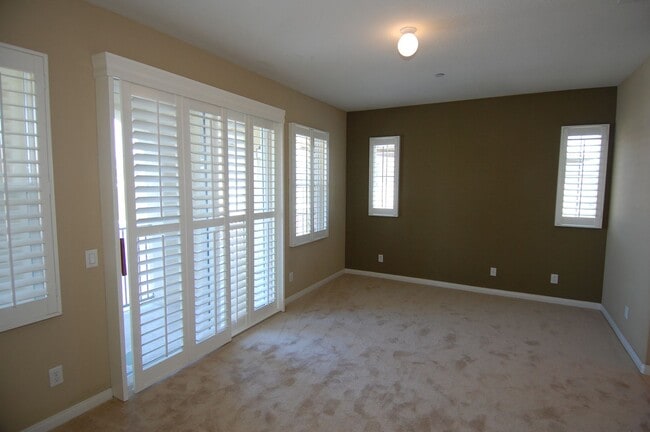 Building Photo - Upgraded 2 bedroom/ 2 bath in the heart of...