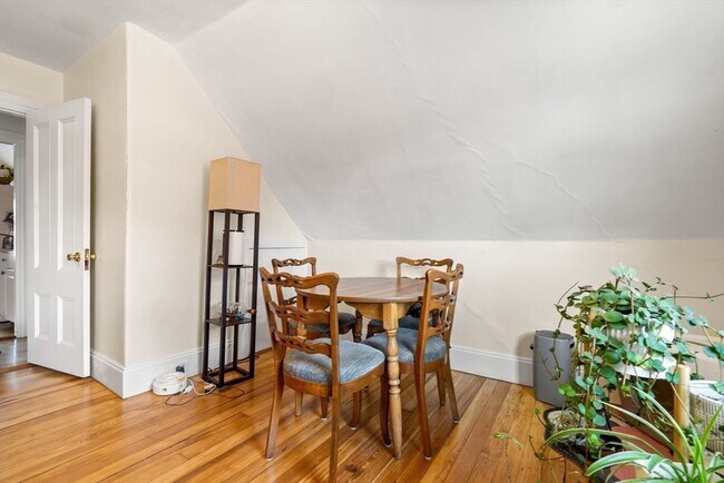 Building Photo - 36 Willow St