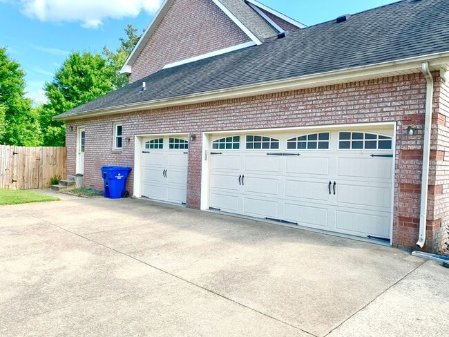 Building Photo - 141 Lyme Dr