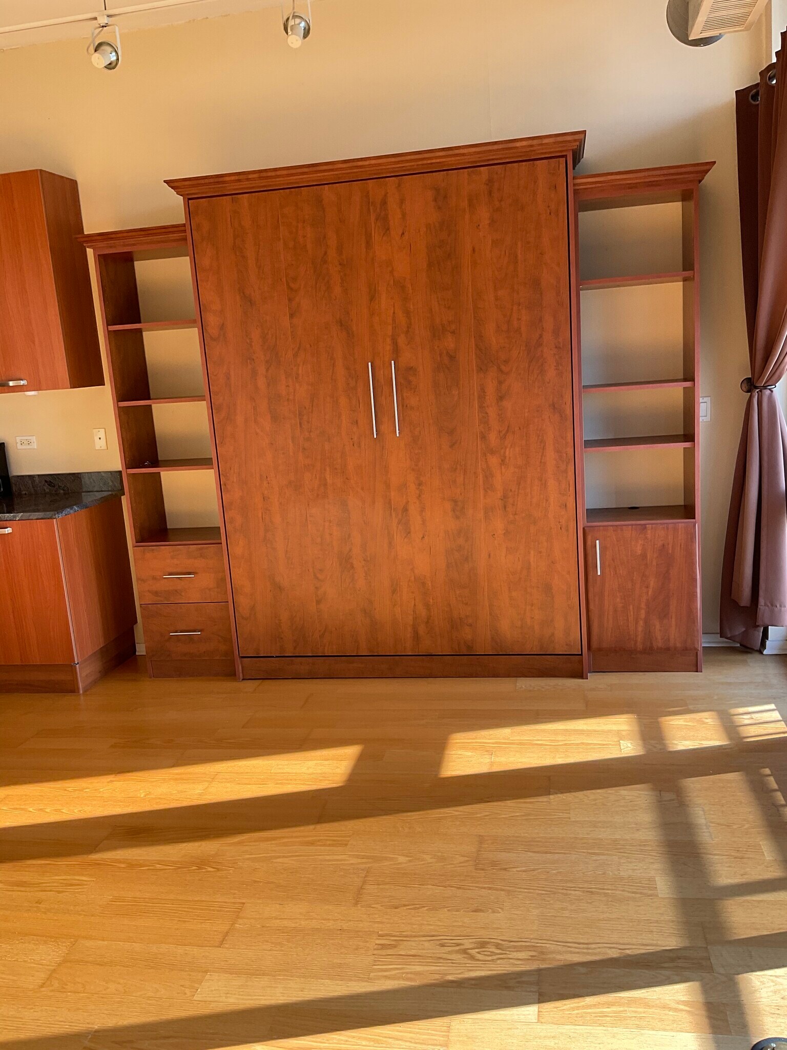 Murphy’s Bed closed - 212 E Cullerton St