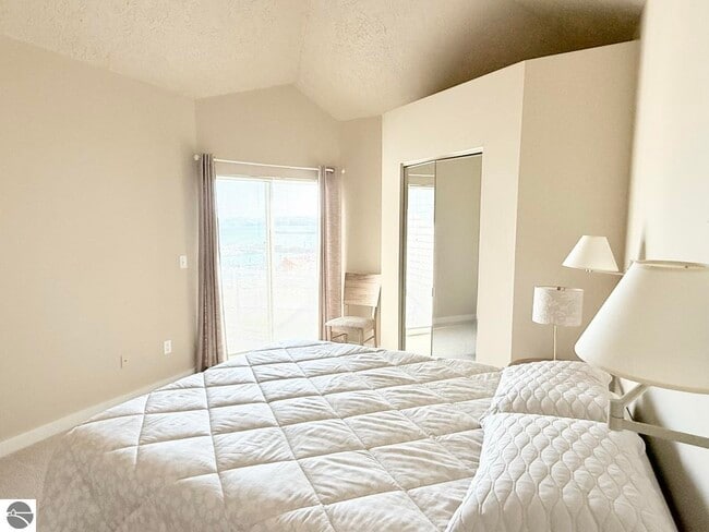 Building Photo - 776 N Yacht Club Dr