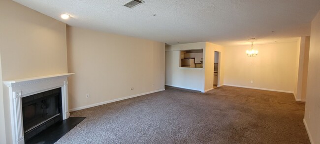 Building Photo - Affordable Roomate Floor Plan - 2 Full Bat...