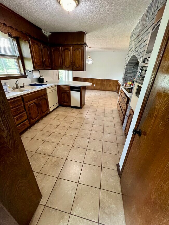 Building Photo - 14731 E 96th St N