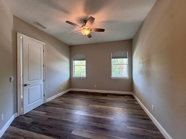 Building Photo - 4 Bedroom in Tomoka View