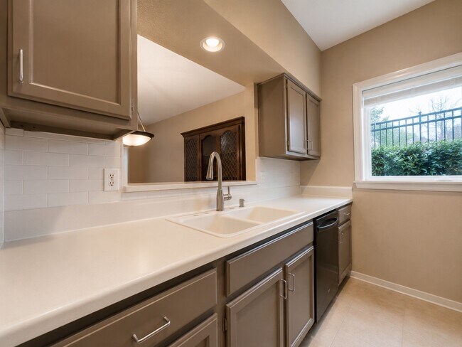 Building Photo - 17659 Red Oak Dr