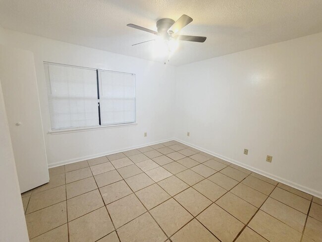 Building Photo - 5800 Japonica Ct