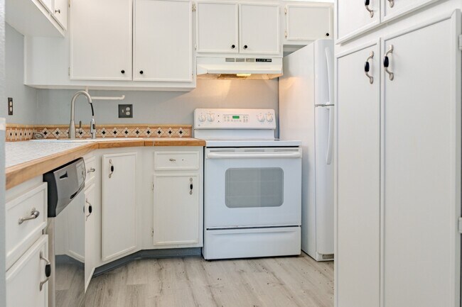 Building Photo - NEWLY REDUCED RENTAL PRICE!!