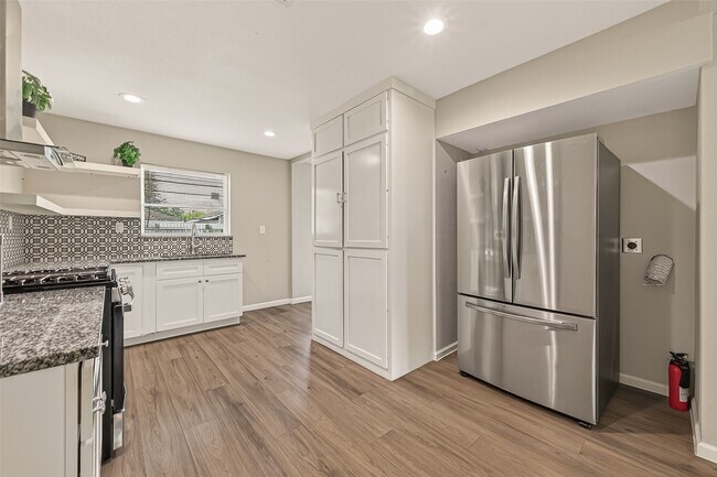 Building Photo - 5613 Dorothy Ann Dr