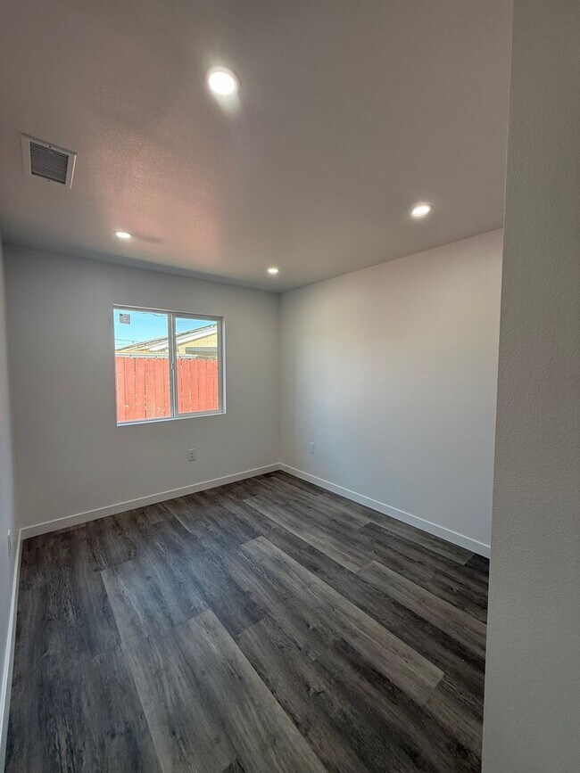 Building Photo - 2 bed, 1 bath ADU with private yard and laundry