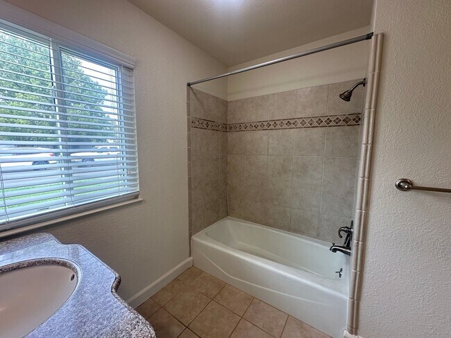 Building Photo - Charming 3-Bed Home with Huge Yard & Fresh...