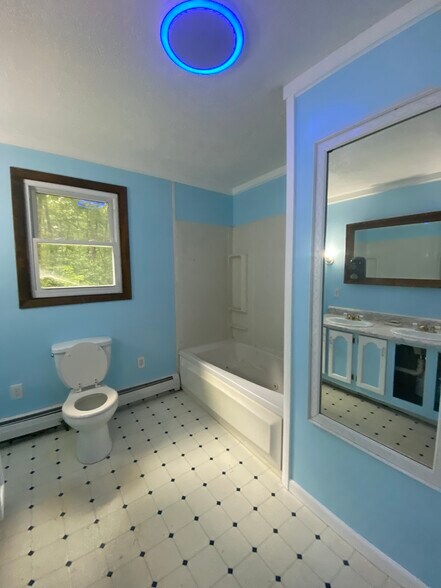 Building Photo - 748 Togus Rd