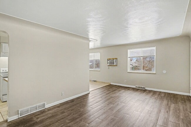 Building Photo - Front Unit - Duplex - 4bed 2bath - Finished Basement!