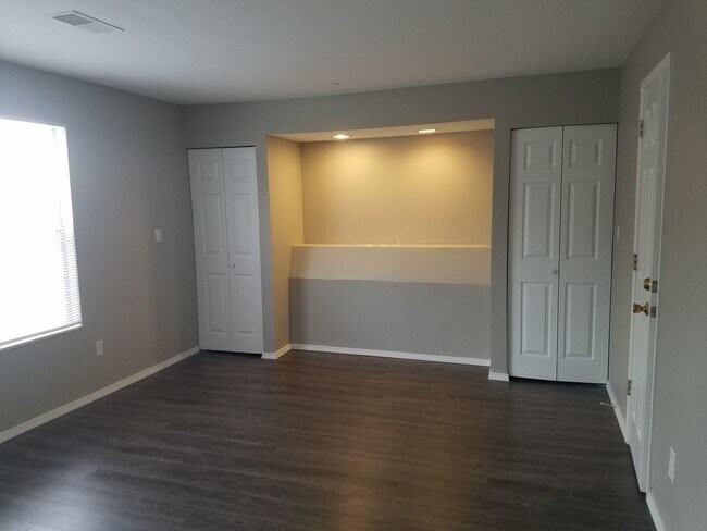 Building Photo - Beautiful Two Bedroom 2 bath Apartment wit...