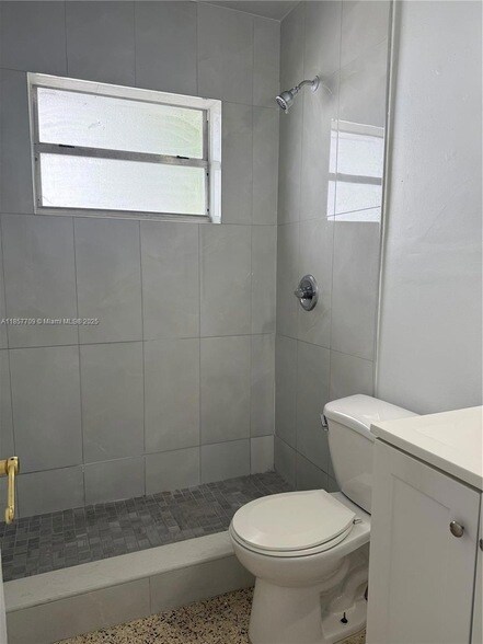 Building Photo - 320 W 10th St