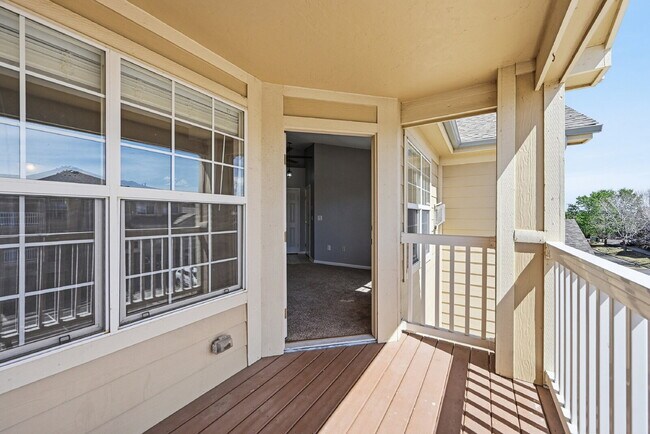 Building Photo - $1,695.95 with $300.00 off the first month's rent, $2 Beds - 2 Bath, Condo in Aurora with in Unit...