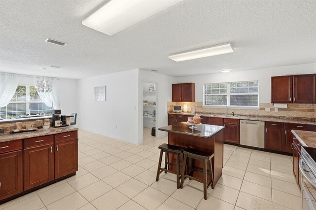 Building Photo - 6 Reybury Ln