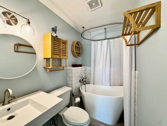 Building Photo - Ready NOW! A Custom Townhouse-Style Duplex Blocks to the Beaches! Fenced Yard - Hot Tub - Pet Fri...