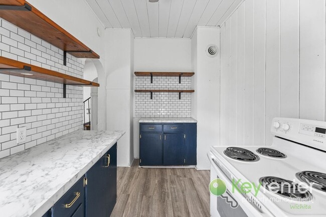 Building Photo - E Lewis St Duplex