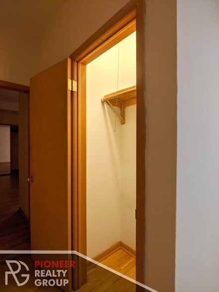 Building Photo - 633 W Barry Ave