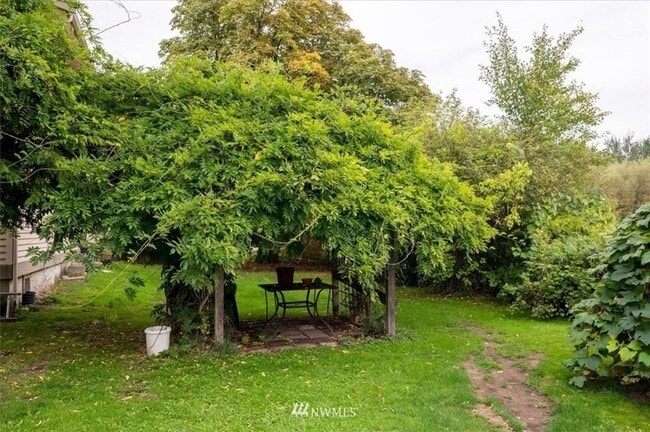 Building Photo - 3 Bedroom 1800 sq ft Cute Farm House with Acreage for Animals/Livestock