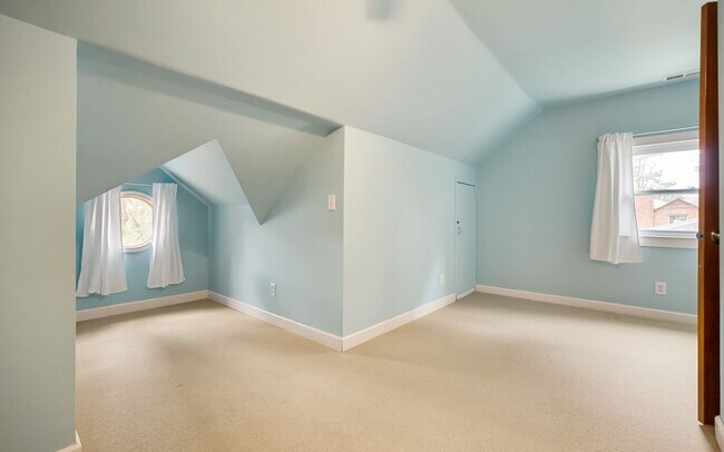 Building Photo - 407 E Lavender Ave
